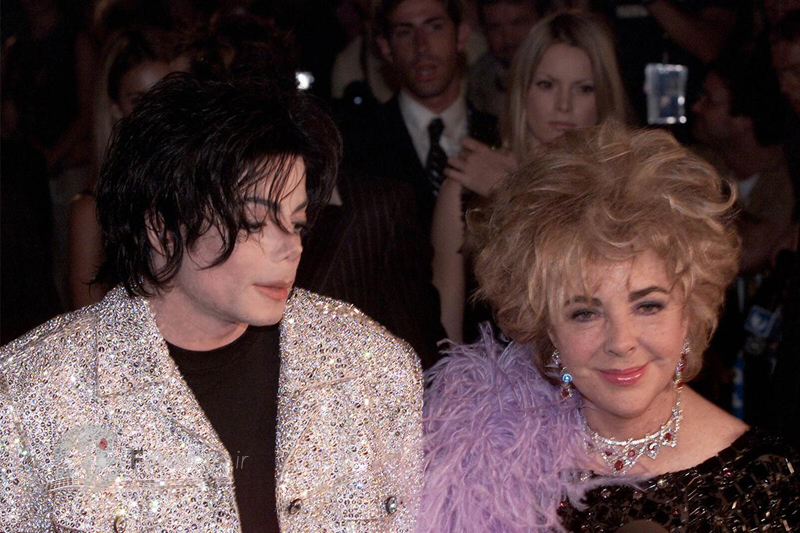 الیزابت تیلور ستاره قدیمی هالیوود و مایکل جکسون ستاره موسیقی پاپ در مراسم سالگرد 30 سالگی تاسیس "مدیسون اسکوئر گاردن" در نیویورک. 10 سپتامبر 2001 