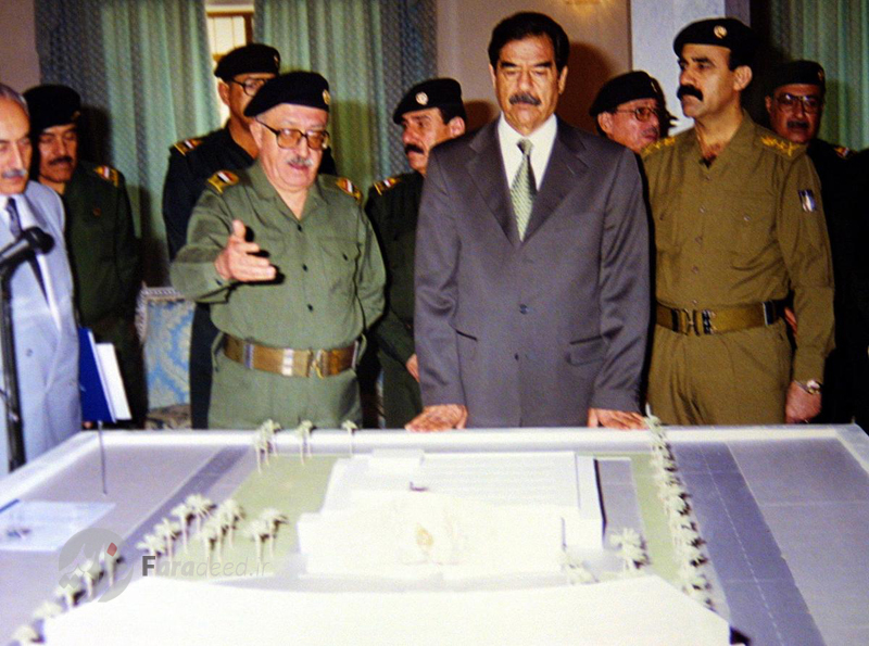 طارق عزیز معاون نخست وزیر عراق در حال نشان دادن ماکت پناهگاه های "الامیریه" در بغداد به صدام حسین دیکتاتور عراق. 3 سپتامبر 2001  