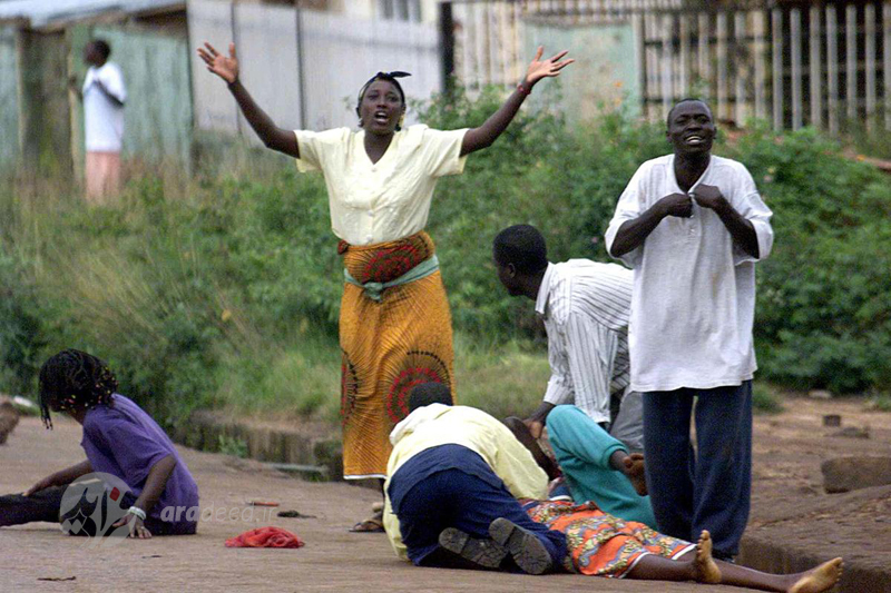 یک زن پس از شلیک نیروهای امنیتی در شهر "جوز" نیجریه در حالیکه دیگران سعی در کمک به زن مجروح می کنند، دستانش را بلند کرده و فریاد می زند؛ خشونت بین مسیحیان و مسلمانان در مرکز نیجریه در این تاریخ تشدید شده است. 9 سپتامبر 2001 
