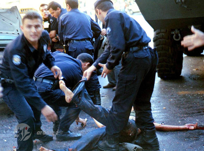 پلیس در حال کمک کردن به یکی از مجروحان انفجار بمب در مرکز پلیس استانبول ترکیه. 10 سپتامبر 2001 