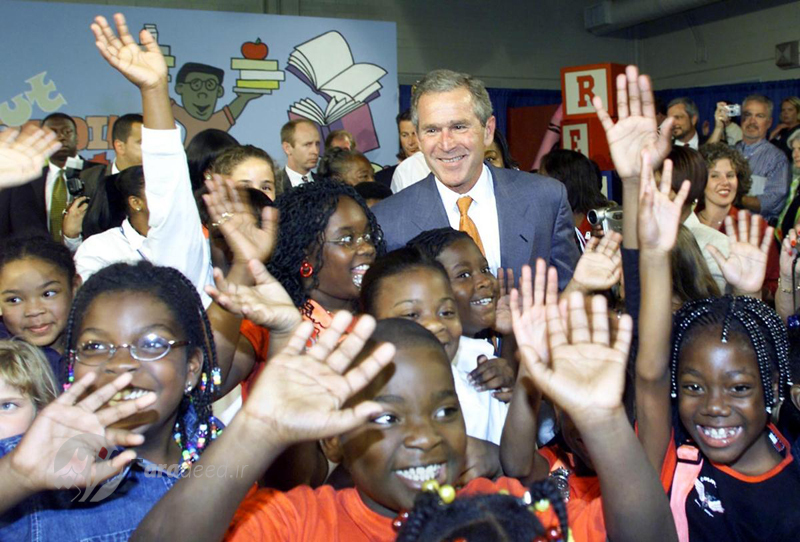 جورج بوش در جمع کودکان مدرسه "جکسون ویل"فلوریدا. 10 سپتامبر 2001 